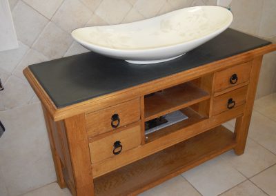 Relookage d'un meuble de salon en chêne massif en un meuble unique de salle de bain avec une ardoise du brésil et un vasque gravé